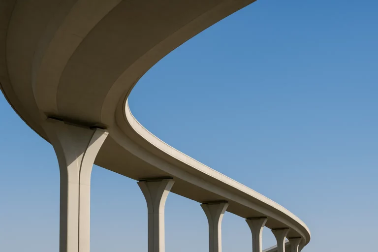 Pont minimaliste en contre plongée avec vue sur le ciel